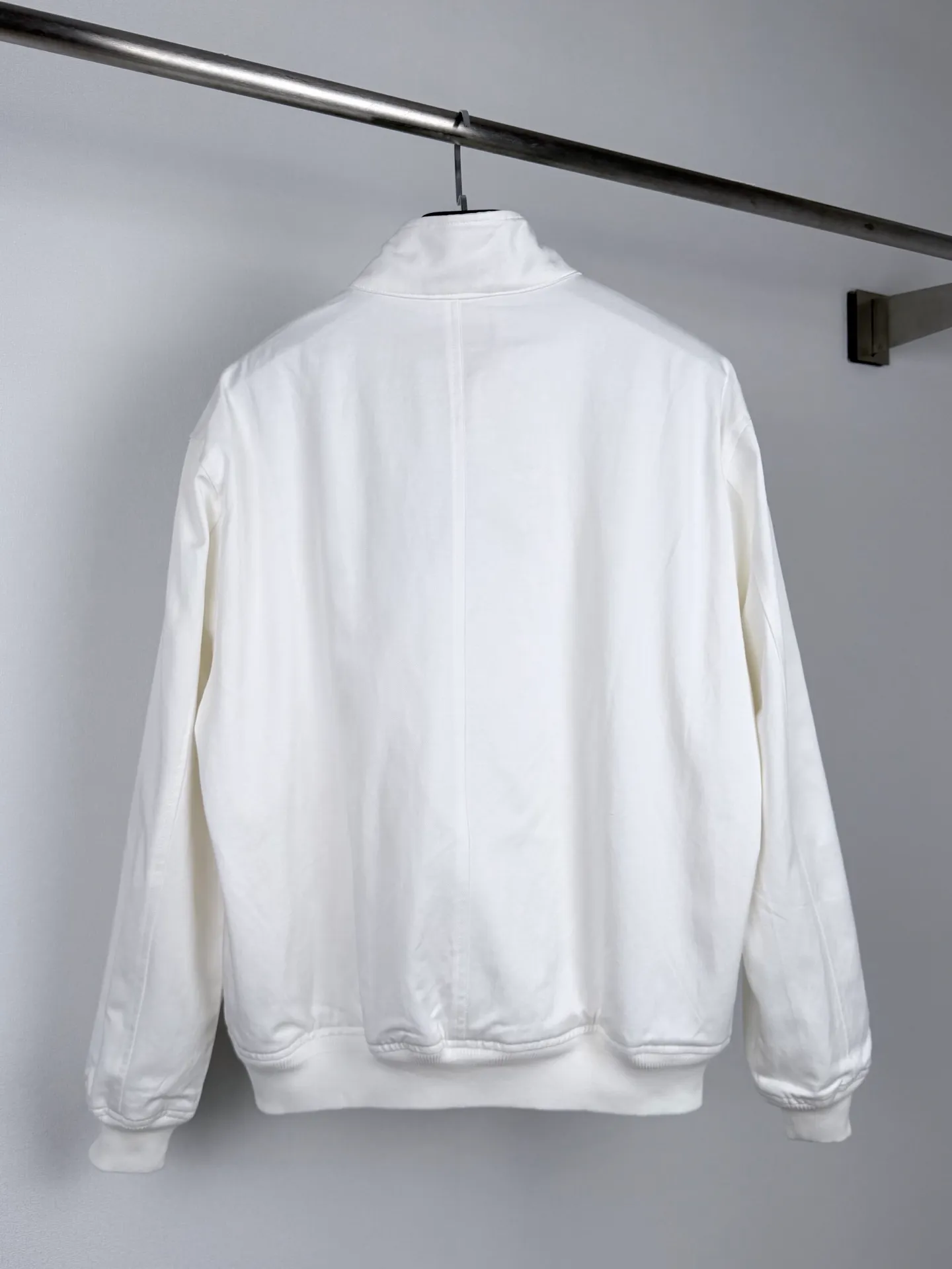 Ralph Lauren embroidered zipper jacket, custom obsidian bamboo honking oblique brocade, crisp and stylish, warm and skin-friendly, radiant milky white spreads over the body, the texture slowly unfolds with the light and shadow, showing unobtrusive classic elegance, exquisite pony embroidery on the left chest, dense and regular stitching, engraved with the brand's handed down totem, concealing the edge, and bringing with it timeless recognition. The neat stand-up collar is embellished with Retro brown buttons. The diagonal pockets are matched with ribs to create a short and relaxed silhouette. Between the plain white body, it embodies the restrained and elegant style of American old money. Process 1: Using imported machine embroidery technology. Using advanced computer control systems and precision mechanical components to achieve the iconic pony embroidery operation. High precision. The lines are smooth and delicate. Process 2: Template machine bag opening. Preset templates guide the position of opening the bag. The accuracy of the shape and size ensures the quality of the bag opening effect. Process 3: The fabrics have been fermented and washed. The hand feel and texture are better. Not easy to deform. Not easy to shrink. Not easy to fade. Maintain long-term beauty. Accessories: Customized 1:1 Ralph Lauren resin buckle. Customized 1:1 Ralph Lauren zipper. Customized 1:1 Genuine Leather lanyard. Customized 1:1 Ralph Lauren trademark. Version: Loose version Size: S M L XL